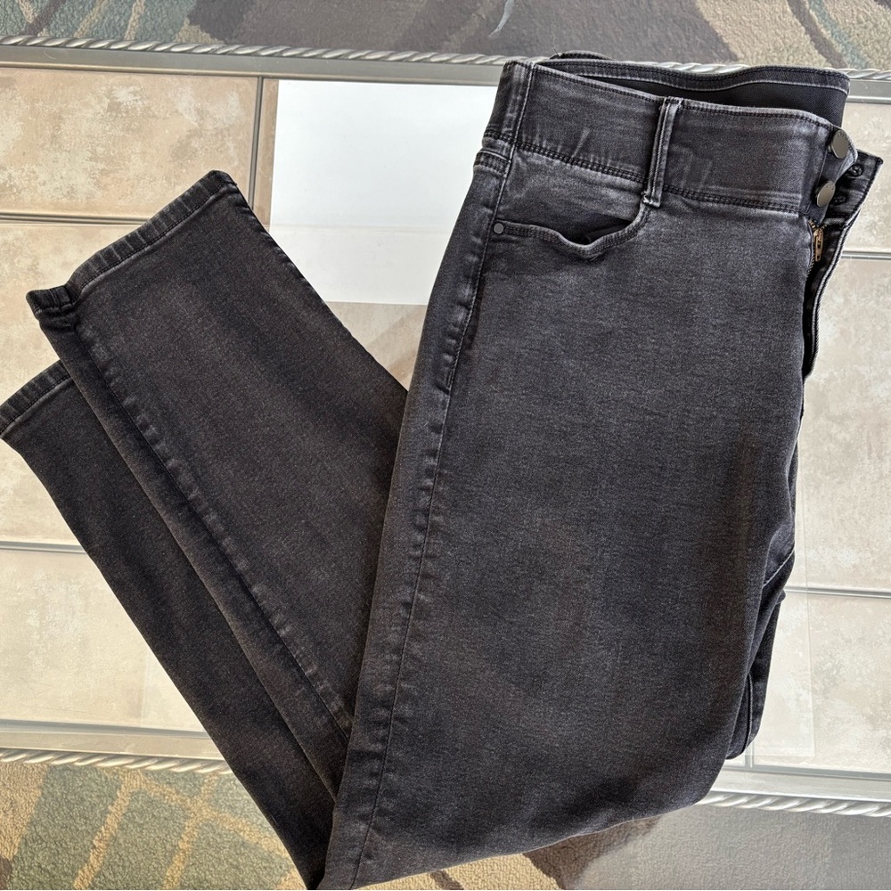 EUC - Apt 9 Curvy Straight Jeans - 16 Short